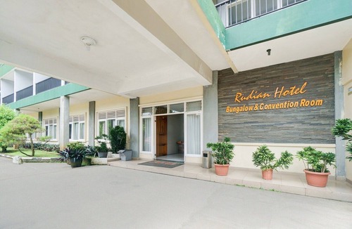 Cisarua House | Luxury Deluxe DBL Retreat W/WiFi Parking and Pool