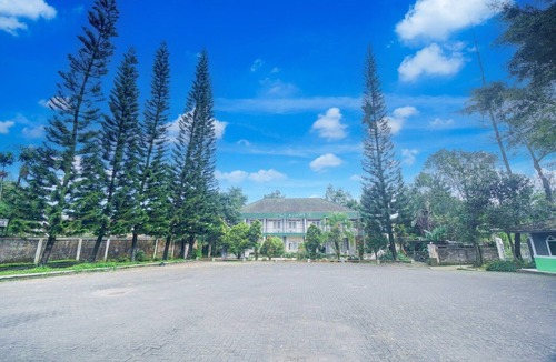 Cisarua House | Luxury Deluxe DBL Retreat W/WiFi Parking and Pool