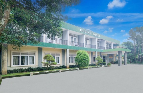 Cisarua House | Luxury Deluxe DBL Retreat W/WiFi Parking and Pool