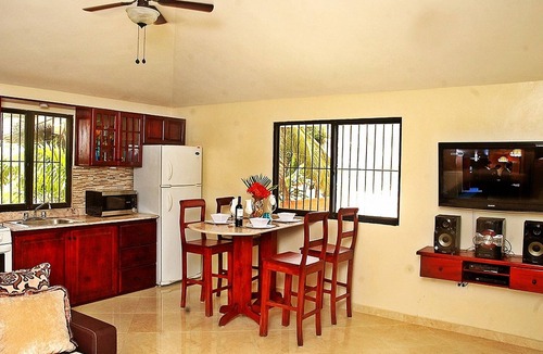 Cabarete Hotel | Luxury suite in central cabarete, cable TV/WiFi, pool, fitness center, spa/bar