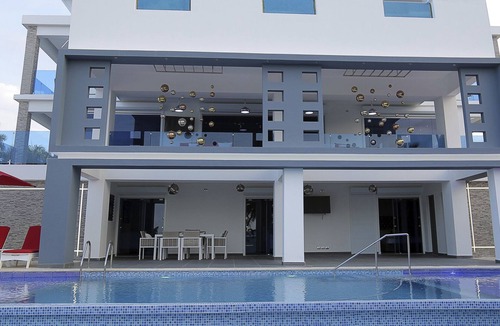 Los Maestros Villa | Luxury Villa*12rooms,comfort,pool & relax.10min from airport & beach.