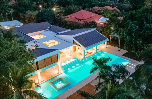 Vivero Villa | Luxury Villa: 6 Rooms, 12 Pax, Infinity Pool, Hot Tub, Staff, Close to the Beach