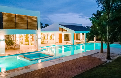 Vivero Villa | Luxury Villa: 6 Rooms, 12 Pax, Infinity Pool, Hot Tub, Staff, Close to the Beach