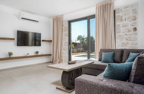Neromilos Villa | Luxury villa located in a quiet place just 5min away from the Beach & Center