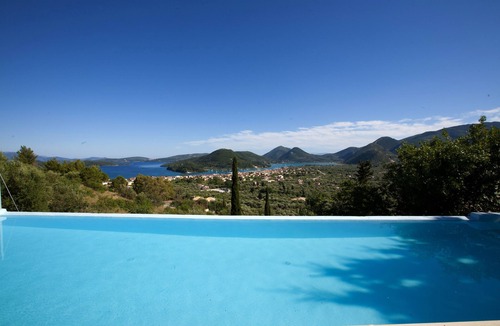 Nidri Villa | Luxury villa overlooking the sea with private pool-Villa Dahlia