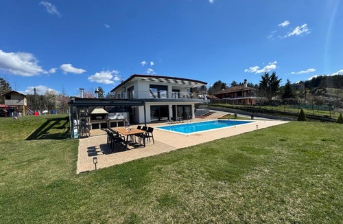 Grevena Villa | Luxury Villa Rafaela Οικογενειακή βίλα με ιδιωτική πισίνα, BBQ κ παιχνίδια Ιδανική για οικογένειες με παιδια