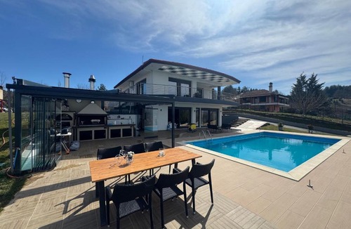 Grevena Villa | Luxury Villa Rafaela Οικογενειακή βίλα με ιδιωτική πισίνα, BBQ κ παιχνίδια Ιδανική για οικογένειες με παιδια