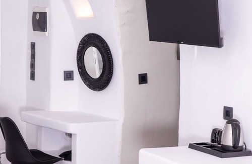 Finikia Villa | Magical Santorini Villa | 1 Bedroom | Cave Suite | Beautiful Sea Views &.