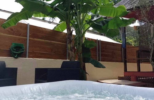 Ha'apiti House | Maison Avec Jardin Clôturé et Jacuzzi Privé Proche Spot de Surf Haapiti