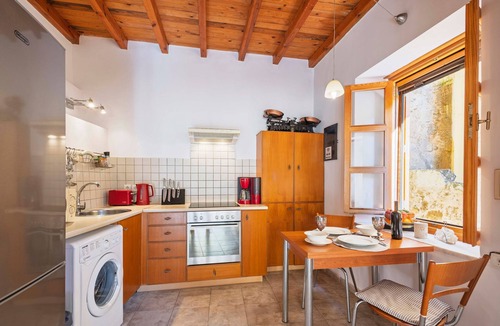 Rhodes Old Town House | Maison Roxanne – A Historic Gem with a Garden