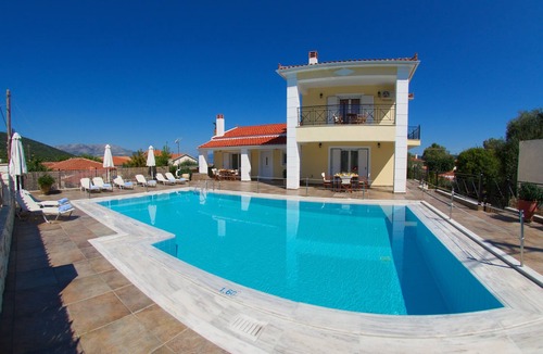 Karavomylos House | Maisonette With Shared Pool, Sea And Mountain Views