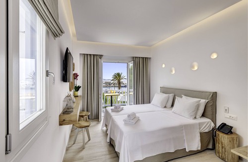 Tourlos Hotel | Maki's Place