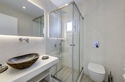 Tourlos Hotel | Maki's Place