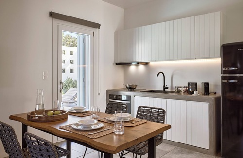 Apollonia Hotel | Manesis Suites