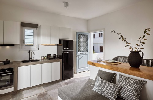 Apollonia Hotel | Manesis Suites