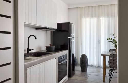 Apollonia Hotel | Manesis Suites