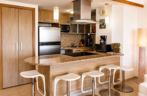 Villas Del Mar Apartment | @Marbella| Beachfront| Great View| Pool + Gym