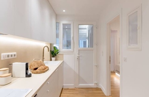 Piraeus Apartment | Marina View Haven King Beds & Cosy Fireplace!