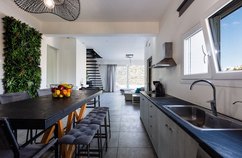 Adelianos Kampos Villa | Minimal Design & Rich Facilities Only 500m Away From Sandy Beach!