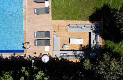 Adelianos Kampos Villa | Minimal Design & Rich Facilities Only 500m Away From Sandy Beach!