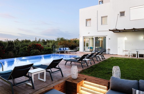 Adelianos Kampos Villa | Minimal Design & Rich Facilities Only 500m Away From Sandy Beach!
