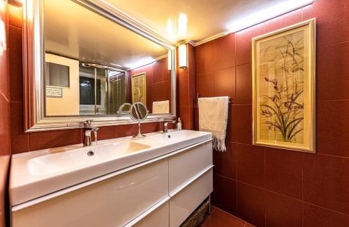 Vyronas Apartment | Modern 2BR Apt with View 2 King Beds & 1Gbps Fiber Internet
