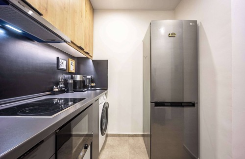 Neapoli Apartment | Modern 2BR in Exarchia | Ensuite Baths & Workspace