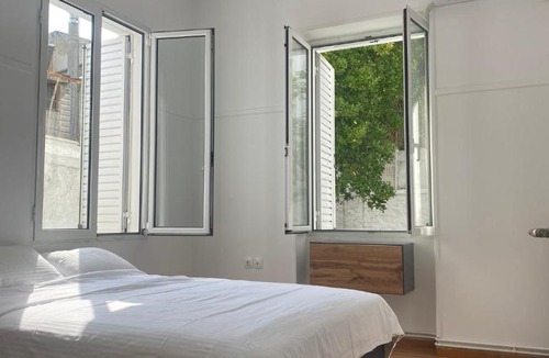 Dafni Apartment | Modern 3BR Maisonette with garden 10 min from Acropolis