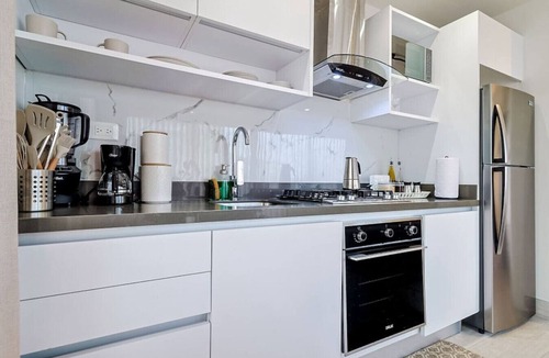 Sarasota Apartment | Modern and Cozy 1BR Condo, Fast Wi-Fi, Full AC, Roof Top Pool, King Bed.