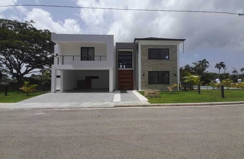 Munoz Villa | modern and minimalist villa - 5 minutes from the beach!