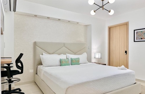 Viejo Arroyo Hondo Apartment | Modern Apartment in Arroyo Hondo with Pool Gym and Balcony