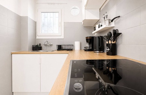 Kypseli Apartment | Modern Semi-Basement Αpt - Vibrant Kypseli by ΜΡS