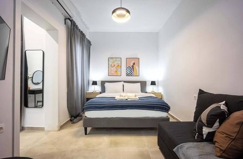 Vyronas Apartment | Modern Studio l King Bed & Work Corner