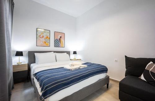 Vyronas Apartment | Modern Studio l King Bed & Work Corner