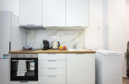 Vyronas Apartment | Modern Studio l King Bed & Work Corner