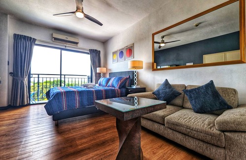 Clark Freeport Apartment | Modern Studio w/Rooftop Pool Near Clark