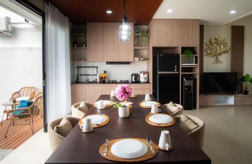 Denpasar Barat House | Modern tropical House Villa