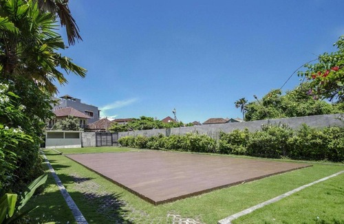 Denpasar Barat House | Modern Twin Retreat w/City View & Free WiFi