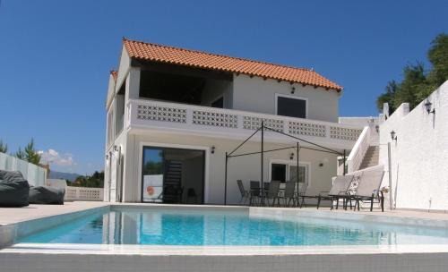 Polemarchi Villa | Modern villa with infinity pool close to the sea