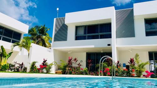 La Iglesia Villa | Modern Zen Villa Next to Playa Popy