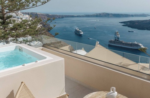 Firostefani Apartment | Morfes - Deluxe Suite with Hot Tub and Sea View by Caldera Houses