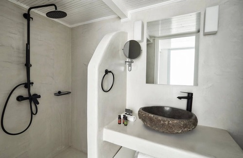 Finikia Hotel | Mr and Mrs White Oia – Santorini