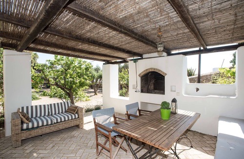 Drafaki Villa | My Rental Homes - Villa Oasis with infinity pool surrounded by the garden