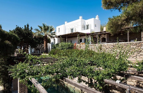 Drafaki Villa | My Rental Homes - Villa Oasis with infinity pool surrounded by the garden