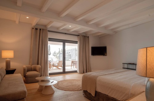Imerovigli Hotel | NĒRO Hotel