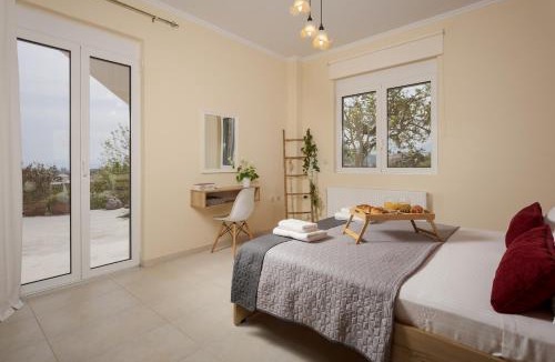Minothiana Apartment | NeSo - Peter's Flat steps to Beach with Great Views