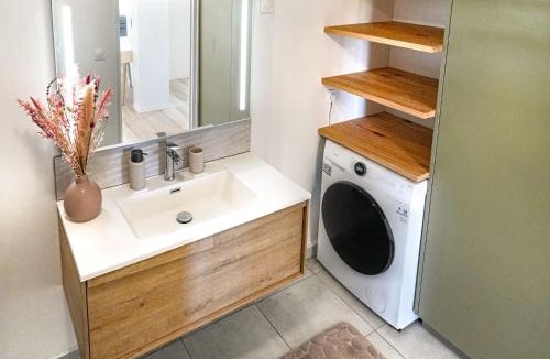 Taravao Apartment | New 2BR Apartment with AC Near Lagoon & Dining