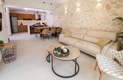 Melidoni Villa | New stylish villa with heated pool & jacuzzi!