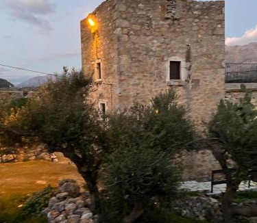 Omales House | Nigos