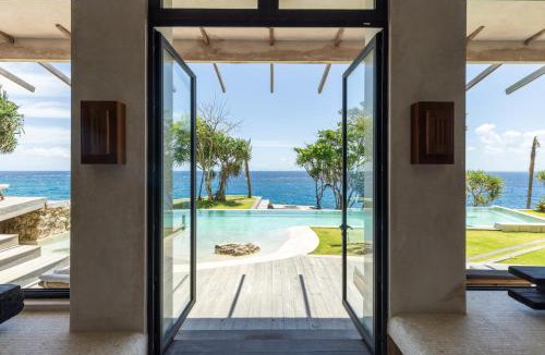 Mushroom Bay Villa | Oceanfront 5BR Luxury Villa, 22m Pool, Best Sunset in Lembongan
